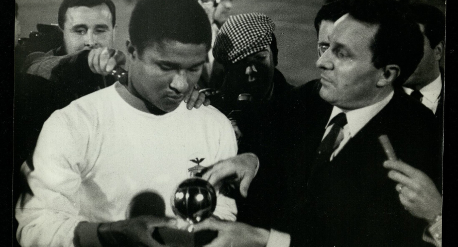 Eusébio a receber a Bola de Ouro