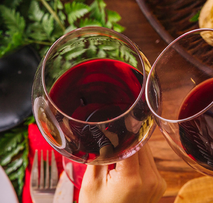 Copos de vinho tinto à mesa