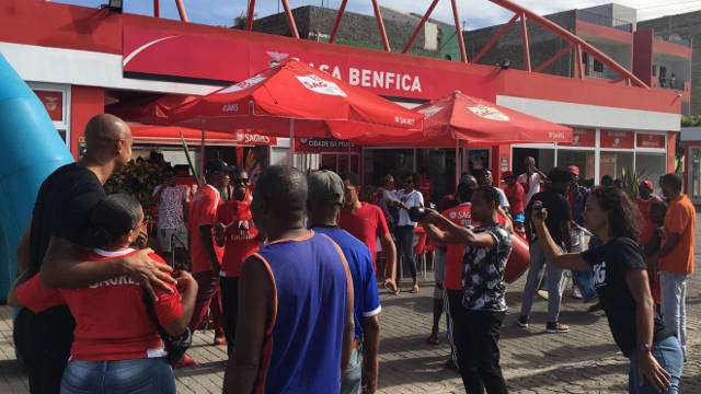 Luisão na chegada à Casa do Benfica na cidade da Praia