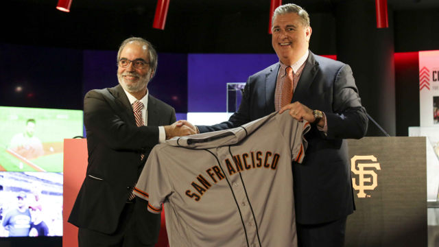 Alcino Ant&#243;nio, vice-presidente do SL Benfica,  e Stephen Revetria, presidente dos SF Giants