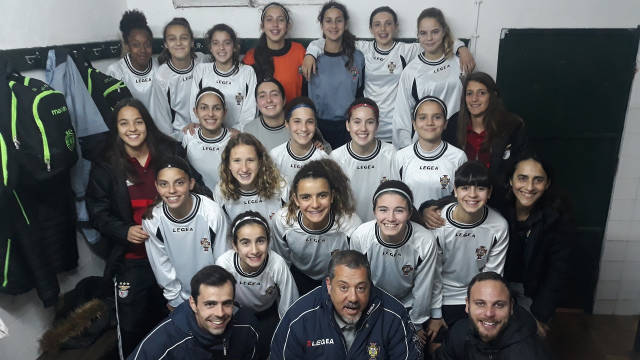 Sílvia Rebelo e Beatriz Cameirão com as jogadoras da AFL Fifa Academy