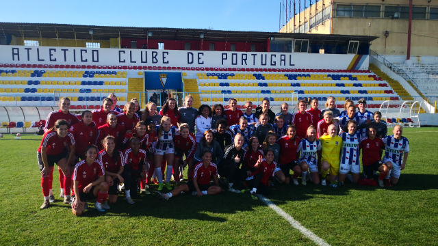 Benfica e Heerenveen, no final do jogo-treino