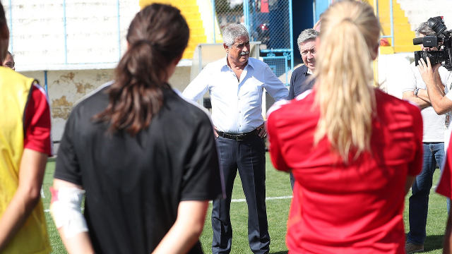 Presidente Lu&#237;s Filipe Vieira com a equipa feminina de futebol