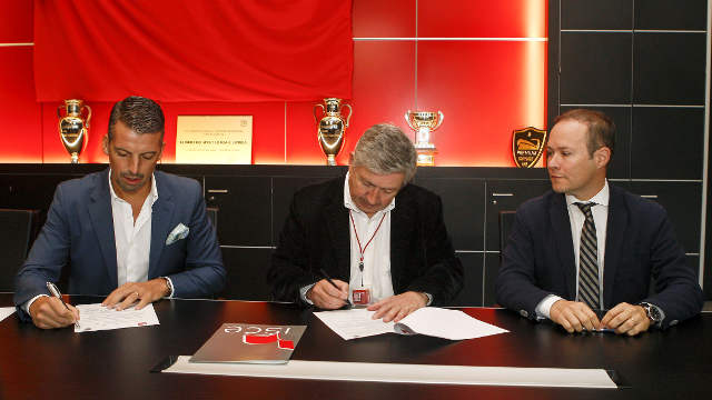 Ao centro, o vice-presidente Fernando Tavares representou o Benfica
