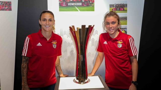Darlene e Pauleta com o trof&#233;u