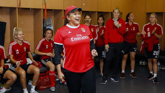 Faf&#225; de Bel&#233;m no balne&#225;rio da Luz com a equipa feminina de futebol do Benfica 