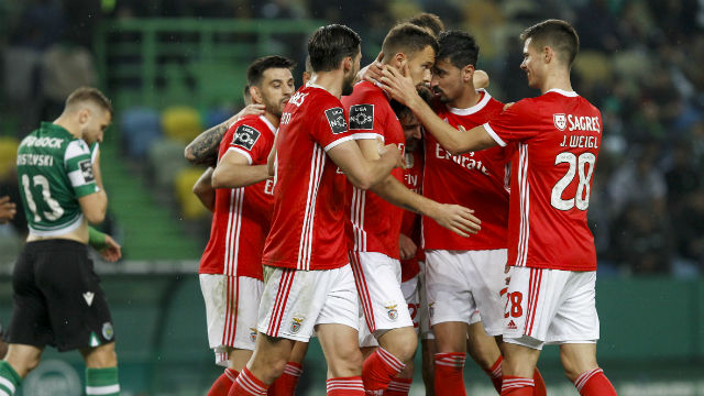 Jogadores do Benfica festejam o 2.&#186; golo no d&#233;rbi