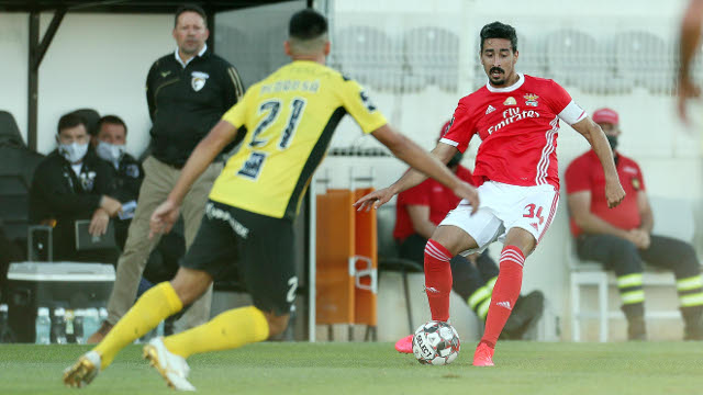 Andr&#233; Almeida num ataque no Benfica