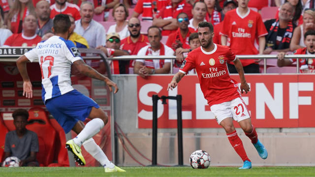 Rafa em ação pelo flanco esquerdo no clássico