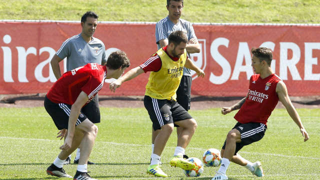 Conti, Zivkovic e Grimaldo sob o olhar atento de Bruno Lage