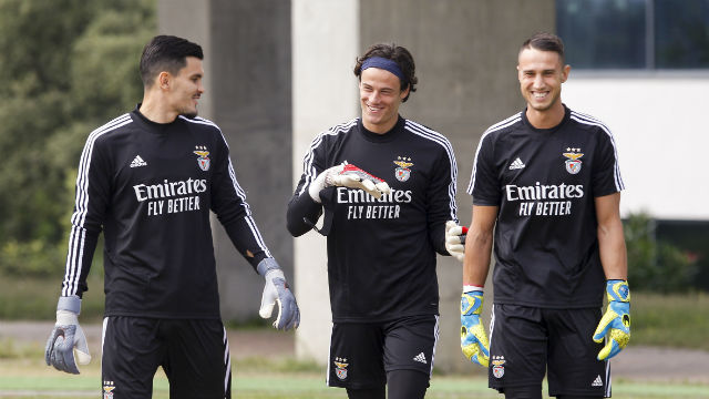 Svilar, no centro, com os colegas de posição Zlobin e Odysseas