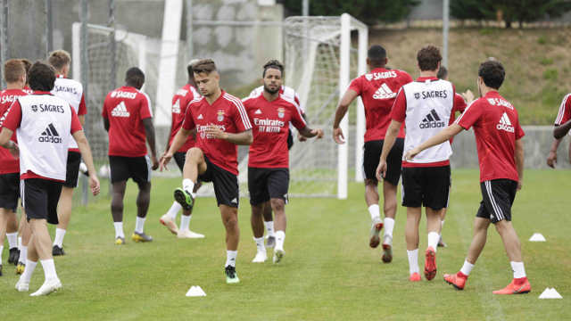 Equipa B a treinar no Caixa Futebol Campus