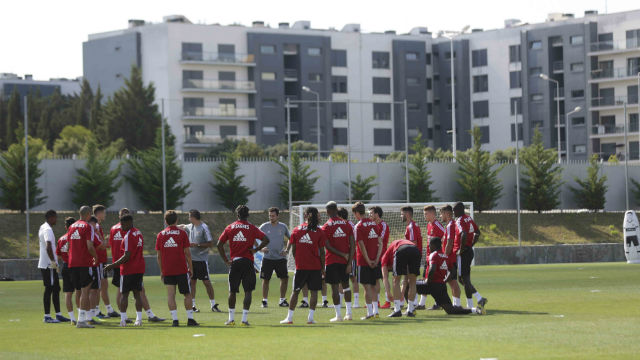 Equipa B a treinar no Caixa Futebol Campus