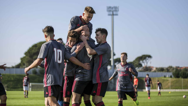 Juvenis comemoram um dos golos no Benfica Campus