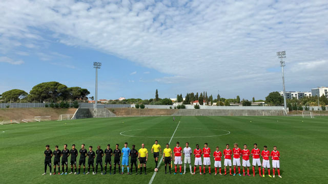 Equipas alinhadas antes do apito inicial 