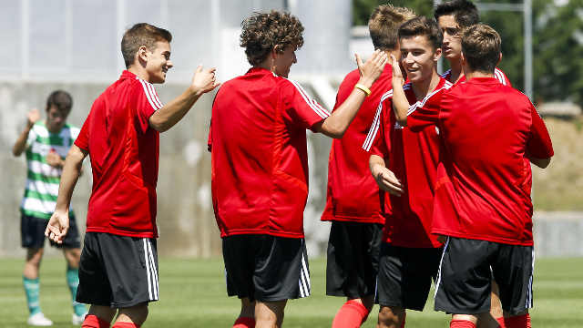 Equipa de juvenis a festejar