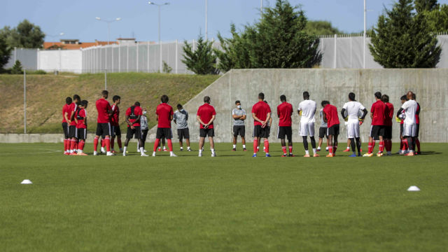 Grupo reunido no Benfica Campus