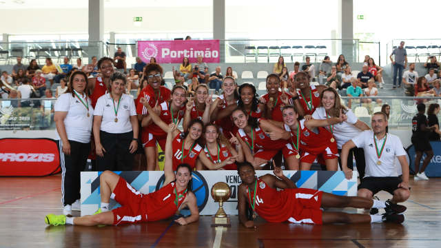 Equipa feminina de basquetebol vitoriosa