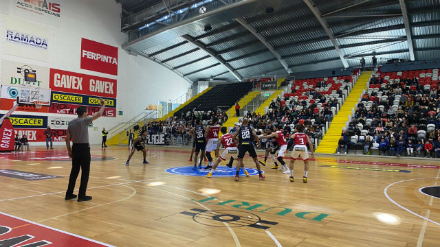 Bola ao ar na Arena de Ovar