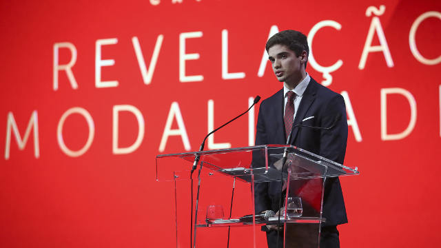 Rafael Lisboa a receber o prémio de atleta revelação das modalidades