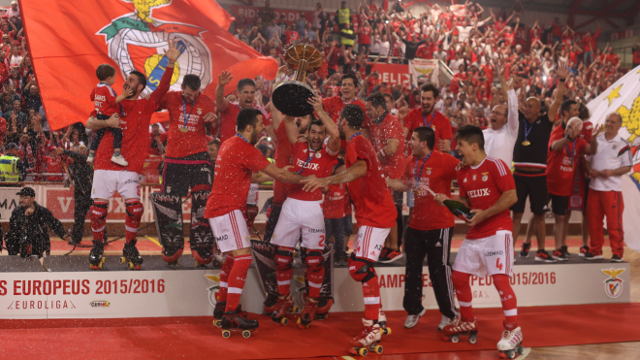 Valter Neves, capit&#227;o da equipa do Benfica, ergueu bem alto o trof&#233;u da Liga Europeia em 2016