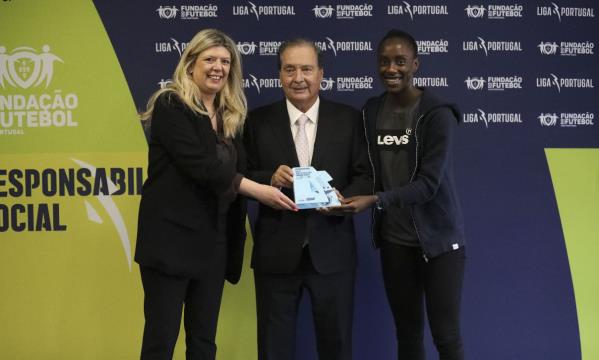 S&#243;nia Carneiro (diretora-executiva coordenadora da Liga Portugal), Carlos Moia (presidente executivo da Funda&#231;&#227;o Benfica) e Janice (atleta da equipa feminina de futsal do Benfica)