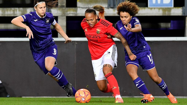 Nycole no Anderlecht-Benfica