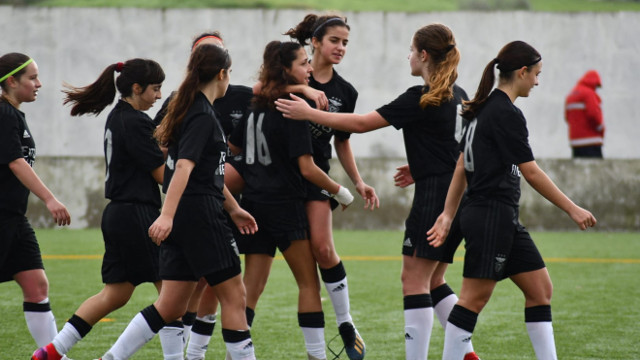 Jogadoras do Benfica B festejam um dos golos