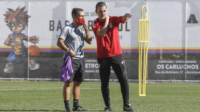 Lu&#237;s Andrade no comando do treino