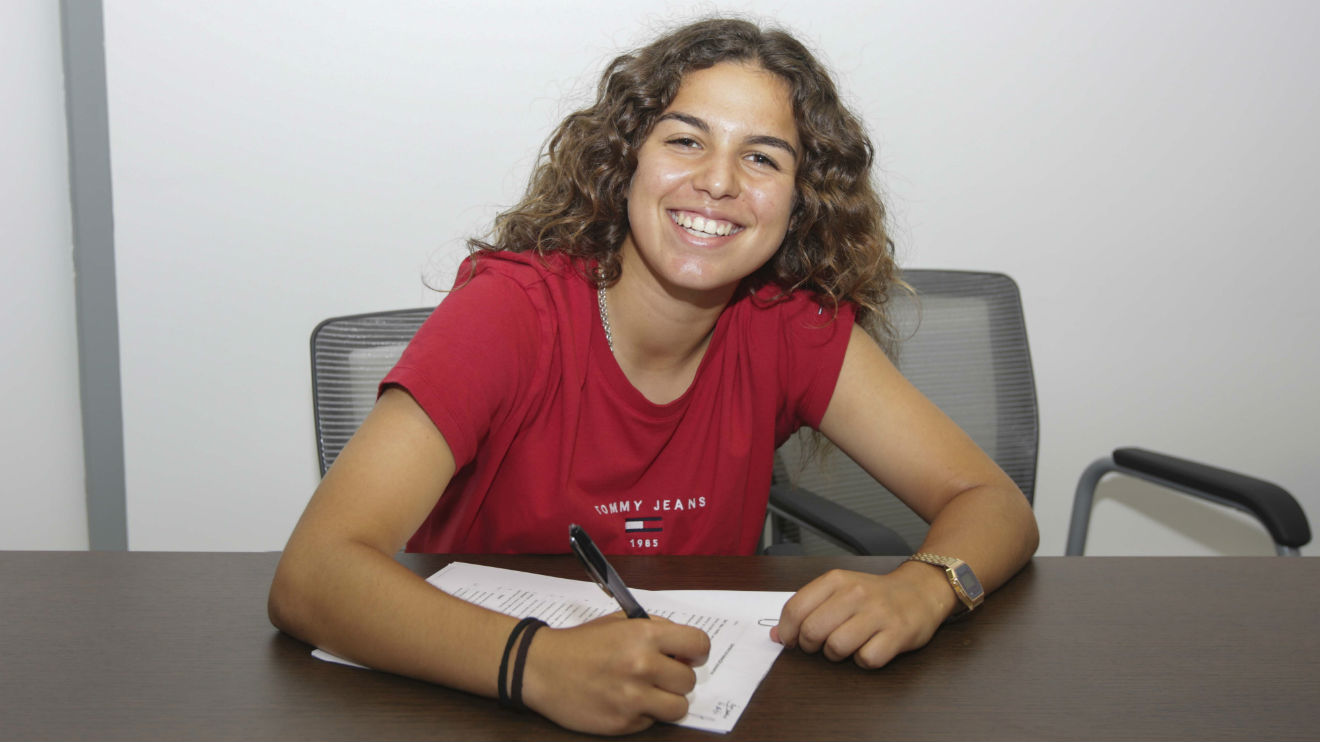 Érica Ventura assina contrato de formação