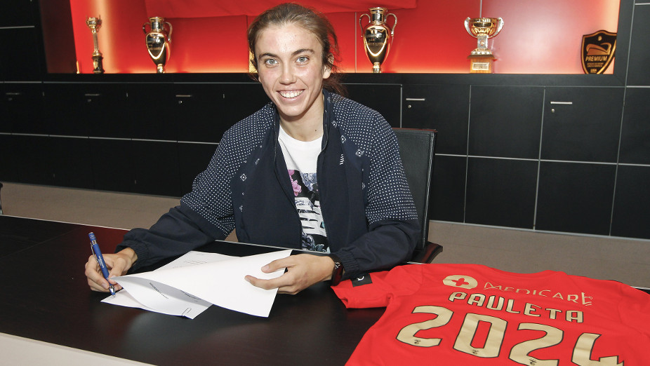 Pauleta renova contrato