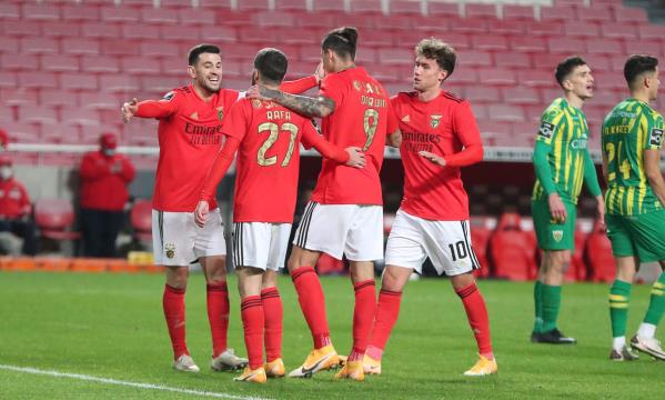 Pizzi, Rafa, Darwin e Waldschmidt ap&#243;s o 2-0