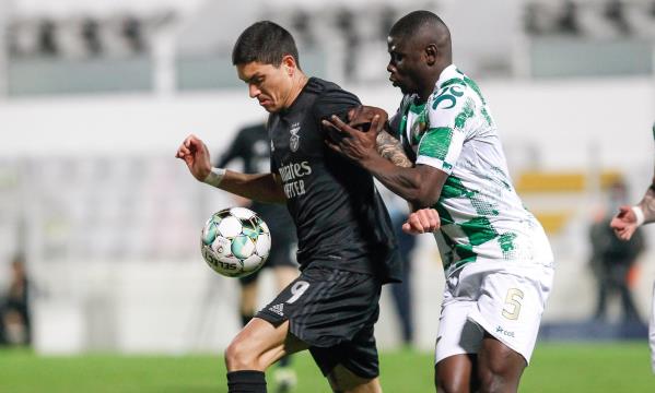Darwin em mais um ataque do Benfica