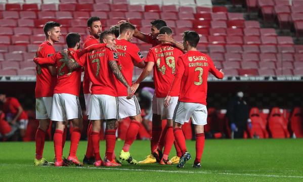 Equipa do Benfica festeja um dos golos