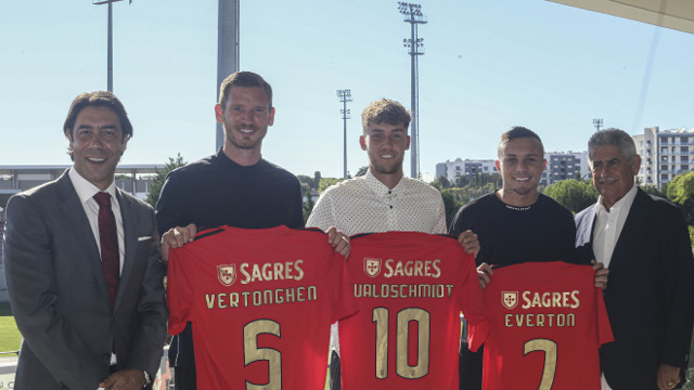 Rui Costa e o Presidente Luís Filipe Vieira com os três reforços apresentados no Benfica Campus