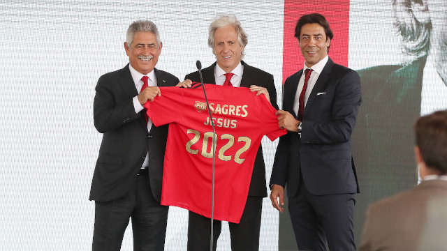 Lu&#237;s Filipe Vieira, Jorge Jesus e Rui Costa na apresenta&#231;&#227;o oficial do treinador