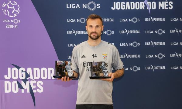 Seferovic juntou o pr&#233;mio de Melhor Jogador do M&#234;s ao de Melhor Avan&#231;ado de mar&#231;o