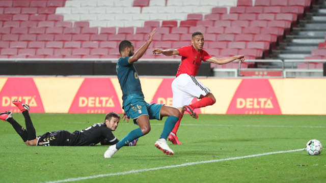 Vin&#237;cius remata para o 2-1