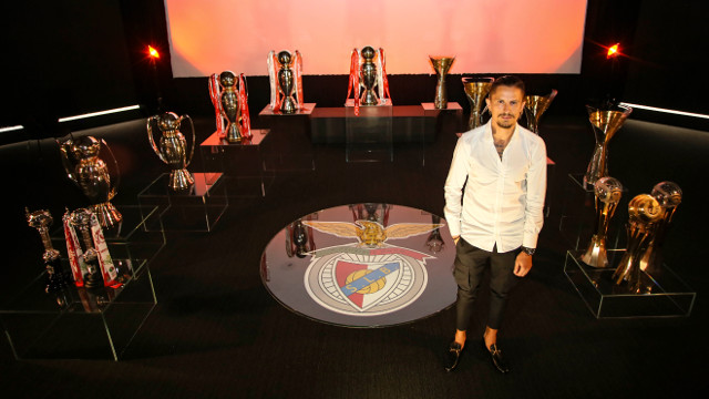 Fejsa no Museu com os 14 trof&#233;us ganhos pelo Benfica