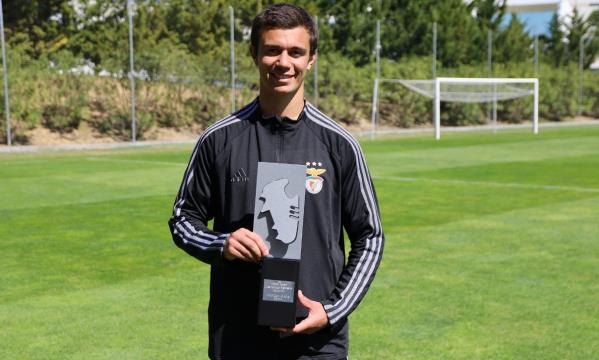 Henrique Ara&#250;jo com o pr&#233;mio de Melhor Jovem de fevereiro