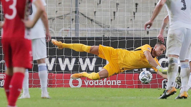 Odysseas a defender a grande penalidade