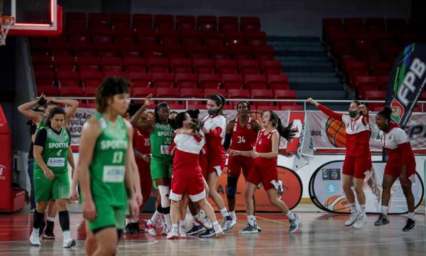 Festejos da equipa ap&#243;s triunfo na meia-final da prova-rainha