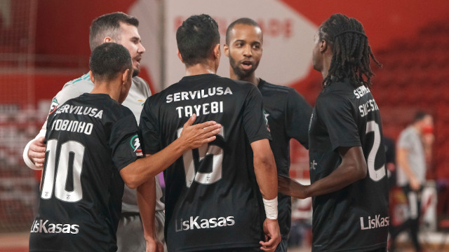 Festejos da equipa de futsal do Benfica (Robinho, Roncaglio, Tayebi, Nilson e Silvestre Ferreira)