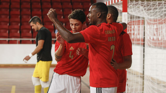 Equipa do Benfica festeja golo no Pavilhão n.º 2 da Luz