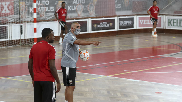 Joel Rocha no comando do treino