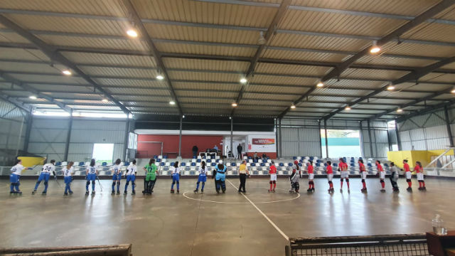 Equipas alinhadas antes da partida