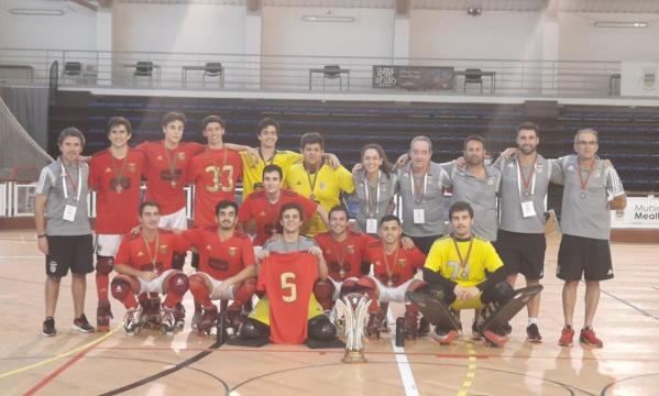 Benfica B com o trof&#233;u da III Divis&#227;o Nacional