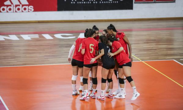 Equipa de voleibol feminino do Benfica reunida