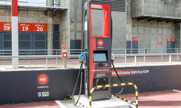 Ponto de carregamento de ve&#237;culos el&#233;tricos no Est&#225;dio da Luz