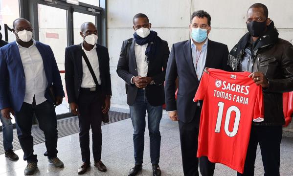 Delegação do Petro de Luanda com o vice-presidente do Benfica, Manuel Brito